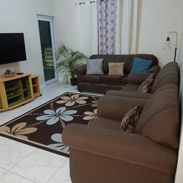 Lovely 2 BedRoom c̅ Netflix across National Stadium Kingston，位于金斯敦的酒店