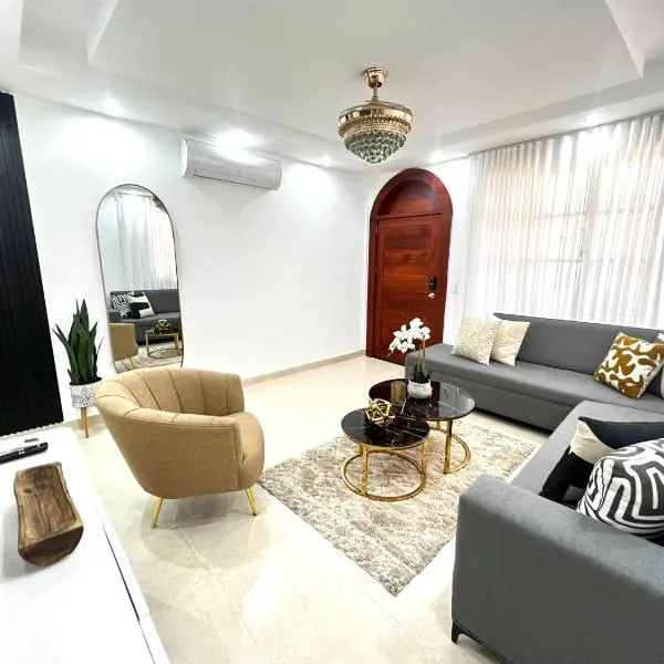 Vacation Family Home 5 min from STI Airport WiFi-AC-Netflix，位于Moca的酒店