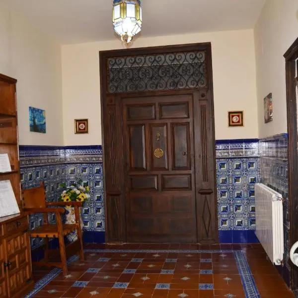La Antigua, casa céntrica, amplio patio y barbacoa，位于莫蒂利亚德尔帕兰卡尔的酒店