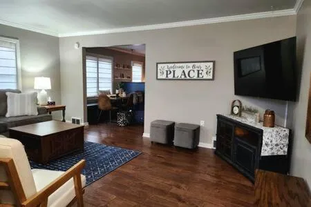 Large Cozy House Near NexusPark Air Hockey，位于哥伦布的酒店