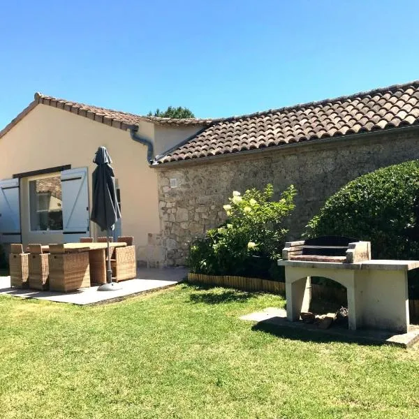 Gîtes de Fenouil, piscine, parc, 3 étoiles，位于Civrac-de-Blaye的酒店