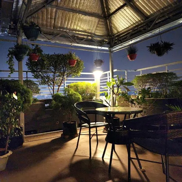 Private Furnished Penthouse Apartment With Rooftop Garden In Chittagong，位于吉大港的酒店