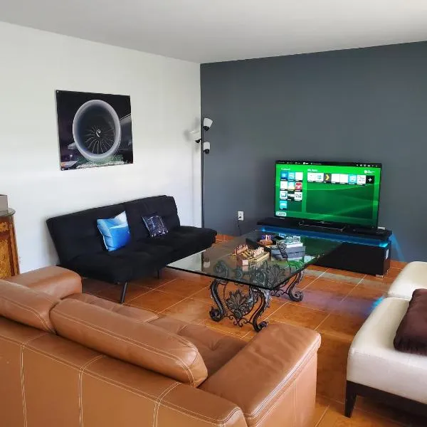 Cozy family home in quiet area, nice garden views.，位于Tamiami的酒店
