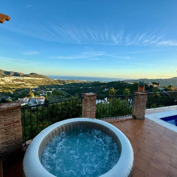 Villa en Frigiliana con piscina, jacuzzi y espectaculares vistas，位于弗里希利亚纳的酒店