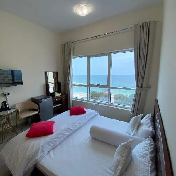 Family rooms with beach view，位于Al Ḩamrīyah的酒店