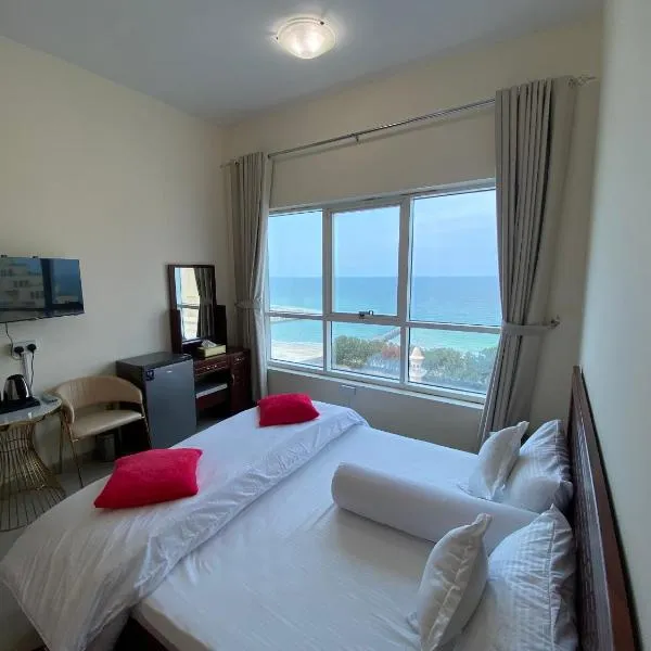 Family rooms with beach view يستضيف مكان الاقامة هذا العائلات فقط，位于阿吉曼的酒店