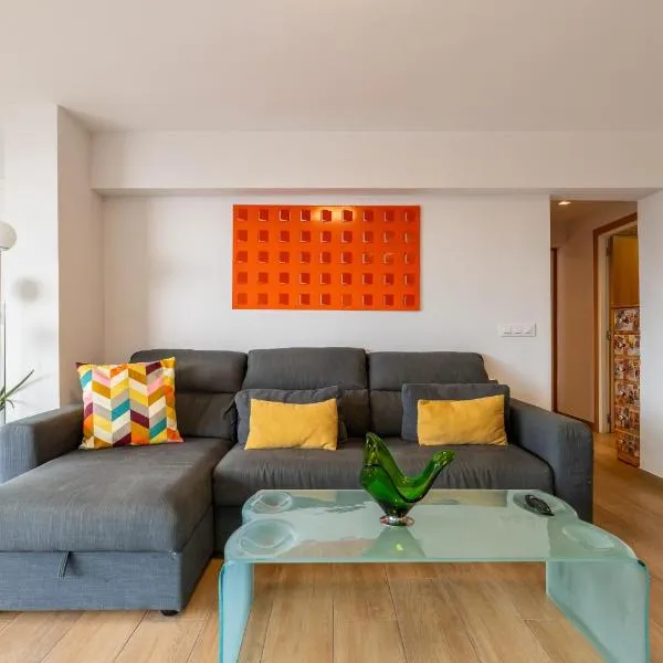Luxury Designer Beach Front Two Bedroom Apartment，位于萨洛的酒店