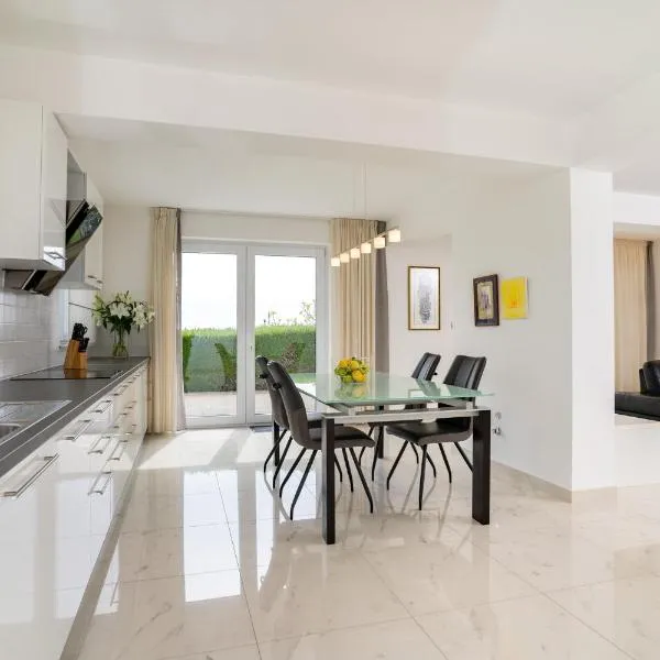 Spacious modern One bedroom Apartment with Garden & SeaView，位于拉布的酒店