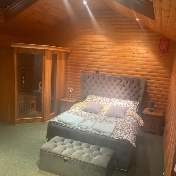 The Snug - Luxury En-suite Cabin with Sauna in Grays Thurrock，位于格雷斯瑟罗克的酒店