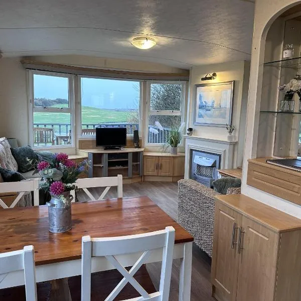 Captivating 2-Bed static caravan in Holyhead，位于Llanfachraeth的酒店