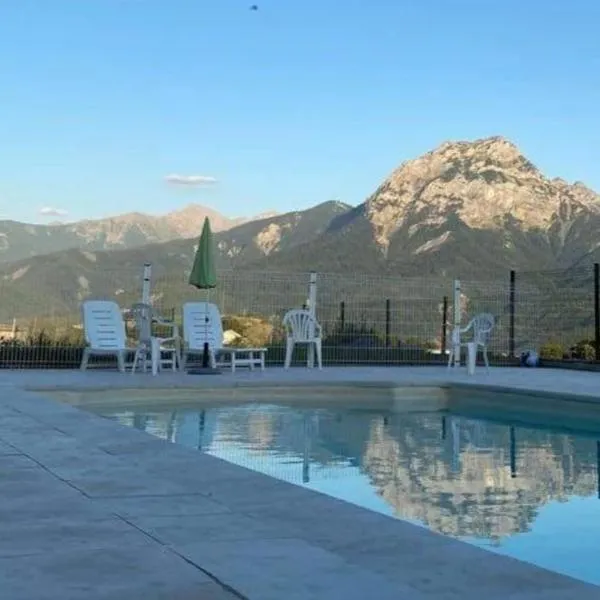Entre Lac et Montagne - Piscine & Tennis，位于Prunières的酒店