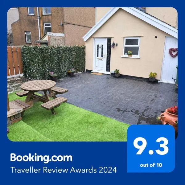 Rose Cottage Trecynon Traditional 2 bed cottage Zip World Beacons Bike，位于Treorky的酒店
