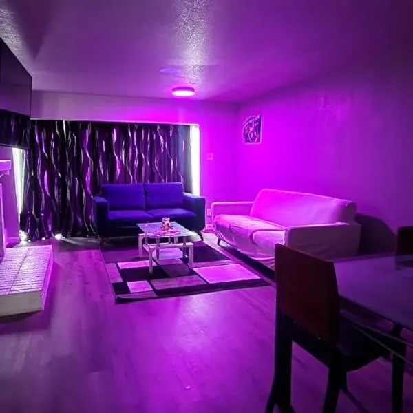 Large Condo in the heart of Las Colinas, near Dallas，位于欧文的酒店