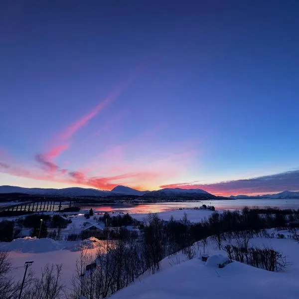 Leilighet med 1 soverom i Tromsø/Kvaløysletta med flott beliggenhet og god utsikt. Kort vei til flyplass.，位于Lanes的酒店