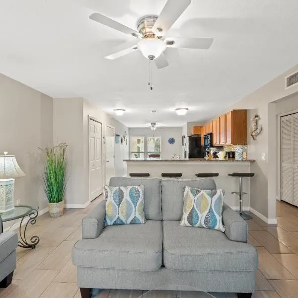 Cozy 2-Bedroom Condo in Prime Siesta Key Location，位于萨拉索塔的酒店