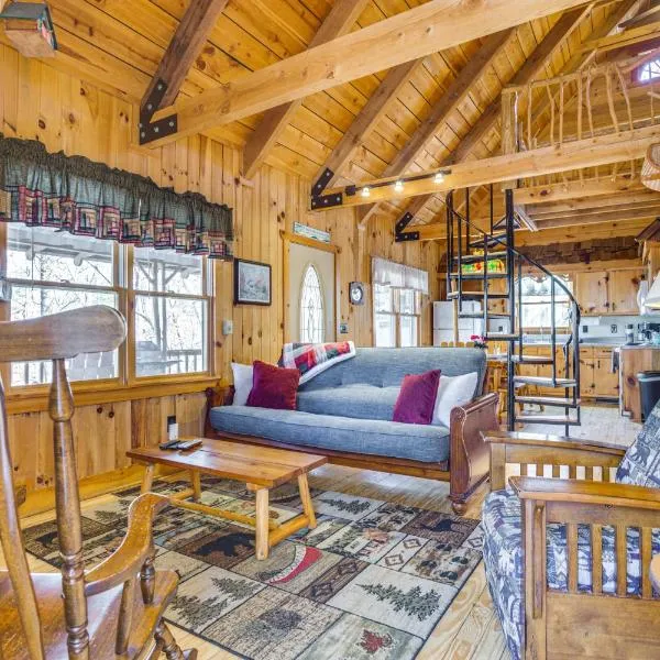 Quaint Dahlonega Cabin with Cavenders Creek Access!，位于达洛尼加的酒店
