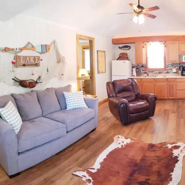 Lakeside Retreat - Romantic Cabin - Resort Pool, Dock, Fire Pit!，位于Forsyth的酒店
