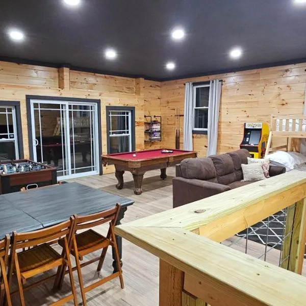 GameRoom, HotTub, Piano, 5mi to OldManCave - Hocking Hills Copper House，位于Laurelville的酒店