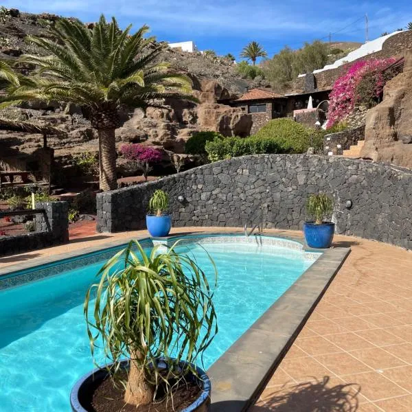 Castillo Lanzarote Villa Bailey - Luxury Villa - Pet friendly with heated Pool，位于阿索马达的酒店