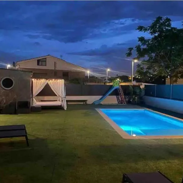 Acogedora casa con piscina cerca de la playa，位于比利亚努埃瓦-赫尔特鲁的酒店