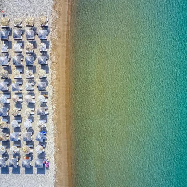 Platy Beach Hotel，位于Agios Ioannis Kaspaka的酒店