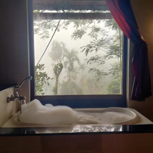 Rain Clouds Wayanad Forest Retreat - The Best Couple Friendly Private Cottages with Bathtub，位于Vaduvanchal的酒店