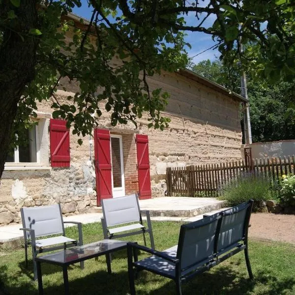 Gîte de Magneux - Spa/Jacuzzi，位于Saint-Julien-dʼOddes的酒店