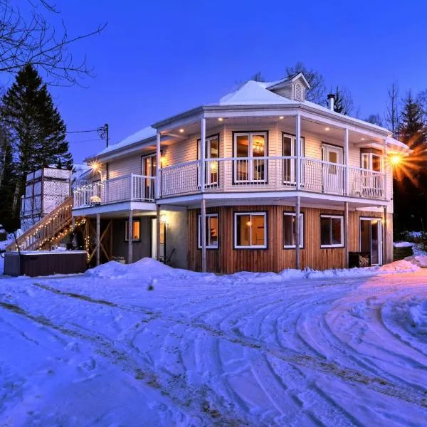 Spacious cottage in forest with spa，位于La Macaza的酒店