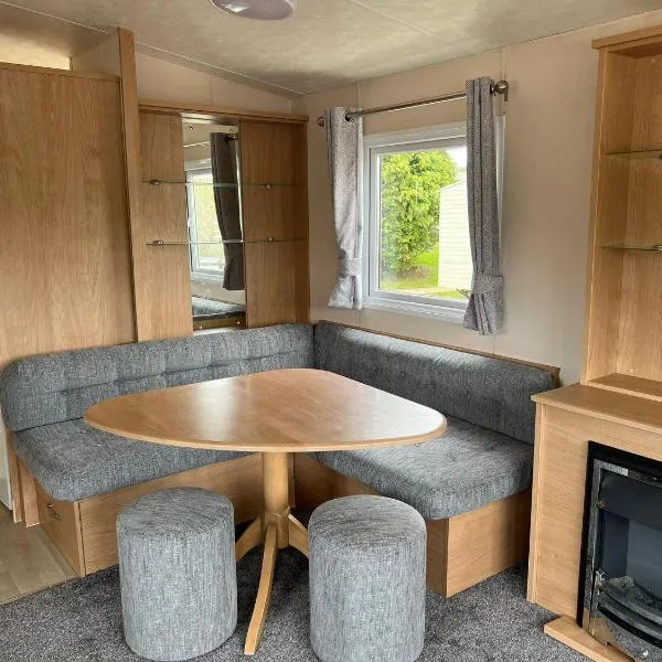 Lovely Caravan At Lower Hyde Holiday Park, Isle Of Wight Ref 24001G，位于本布里奇的酒店