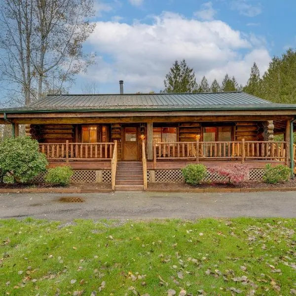 Dog-Friendly Arlington Cabin with Private Hot Tub!，位于阿灵顿的酒店