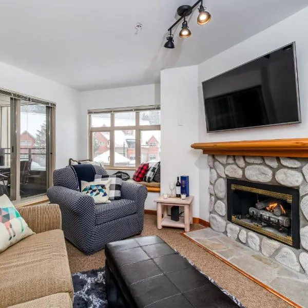 Creekside Slopeside 1BR with pool, hot tub, BBQ，位于惠斯勒的酒店