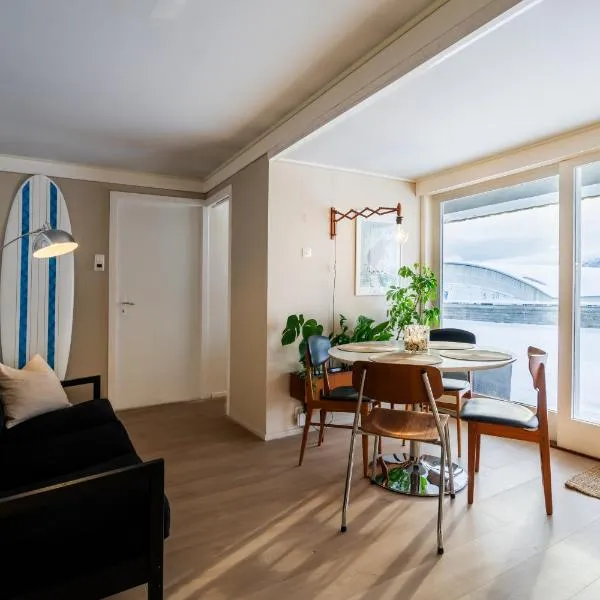 Fjord view apartment in Ålesund with free parking，位于Brattvåg的酒店