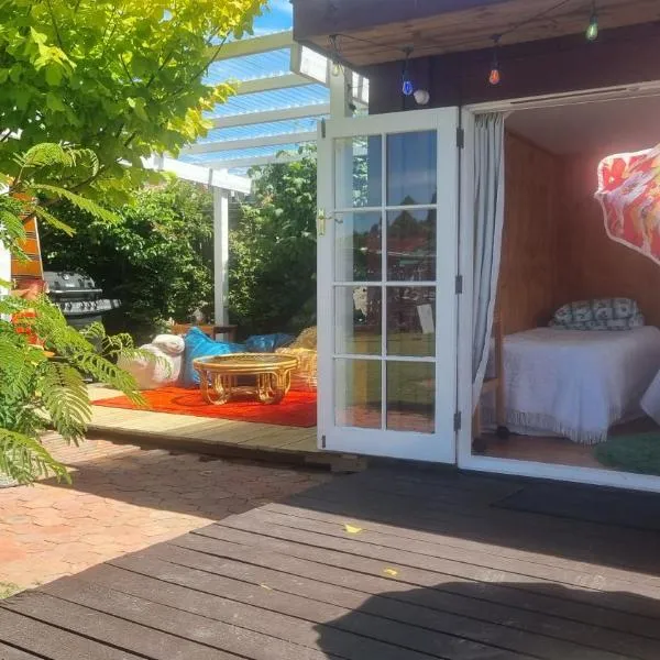 Delightful 1 bedroom tiny house, with retro Poptop，位于韦斯特波特的酒店