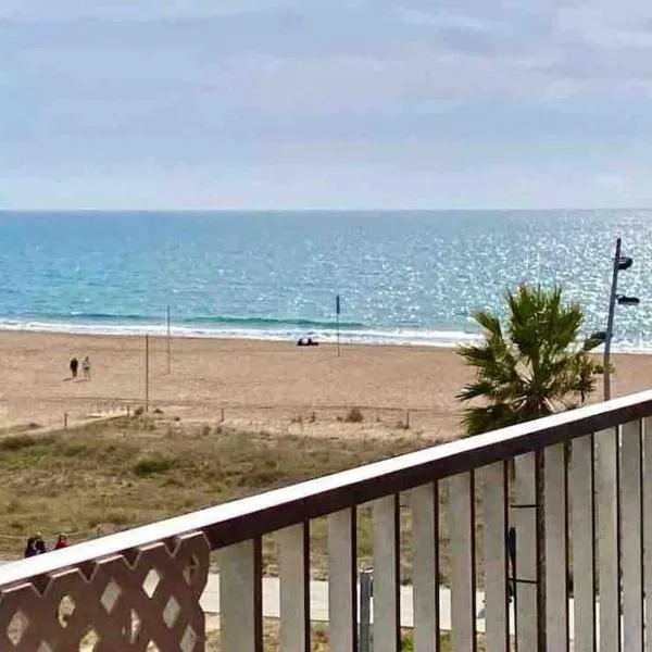 BEACHFRONT APARTMENT Castelldefels，位于卡斯特尔德费尔斯的酒店