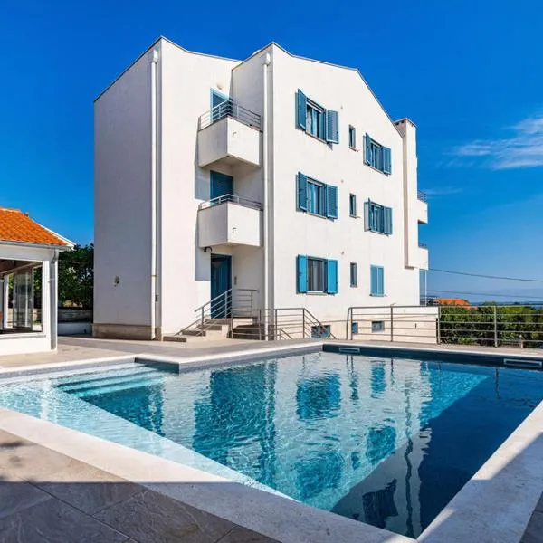 Villa Dee Ugljan - Sea 80 m，位于卢卡兰的酒店