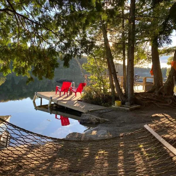 Serendipity Hideaway - Lakefront Gem SUPs & Boats - Firewood Included, Rated 10 on 10，位于彻特西的酒店