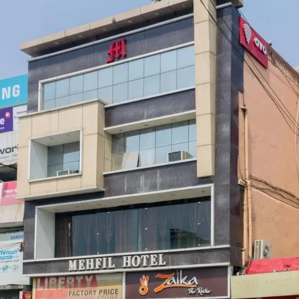 Mehfil Hotel，位于Bahādrābād的酒店