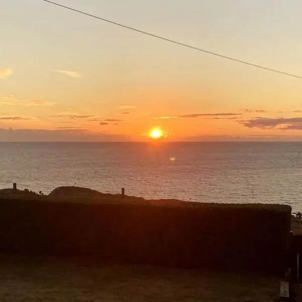 ERIN NEAMH - Magnificent sea views cosy cottage in Cumbria，位于沃金顿的酒店