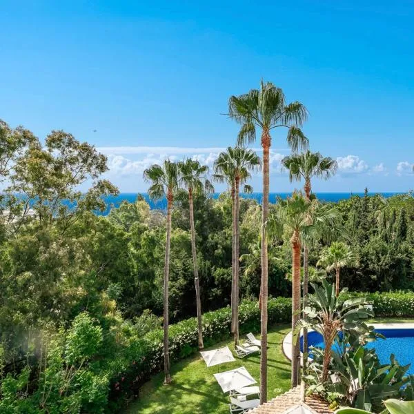 LUXURY PENTHOUSE WITH SEA VIEWS IN MARBELLA GOLDEN MILE, Puente Romano Area，位于马贝拉的酒店