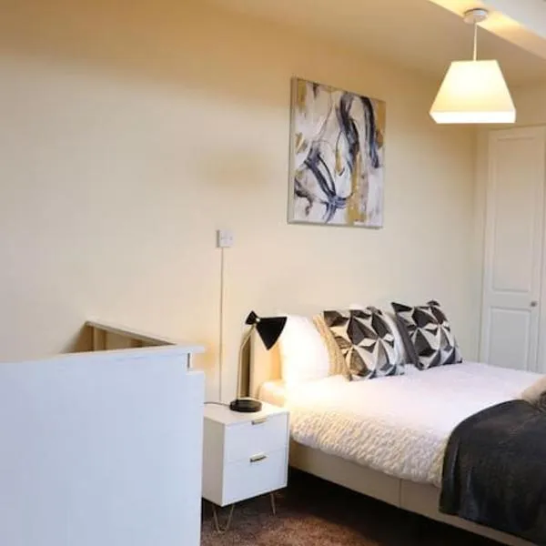 Comfortable 2 Bedroom House，位于Beeston Hill的酒店
