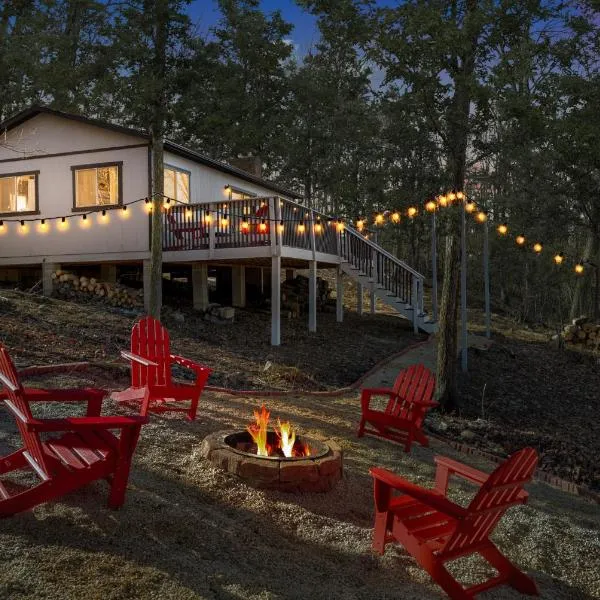 Secluded w Fireplace, Deck, Fire Pit, Grill & WiFi，位于纽马基特的酒店