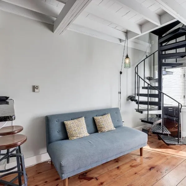 Walk to Commercial Street! Couples Retreat with Deck，位于普罗温斯敦的酒店