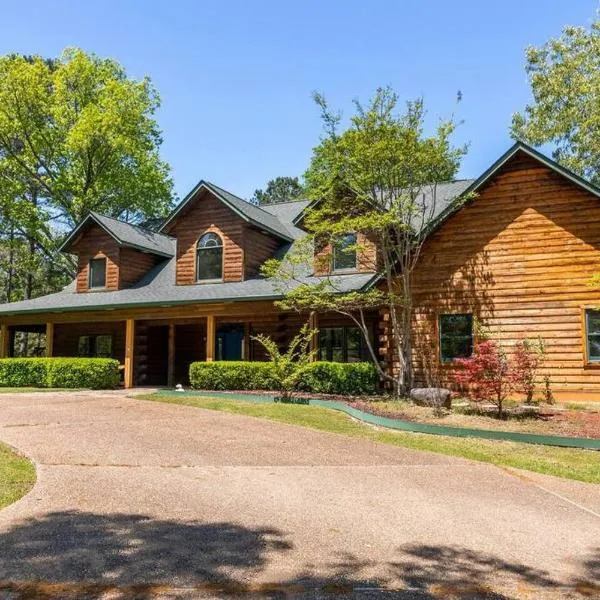 Luxe Hot Springs Cabin w/Pond and Game Room!,位于Pearcy的酒店