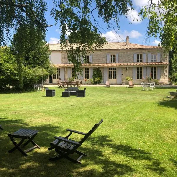 Le Logis de Vallans，位于Prisse-la-Charriere的酒店