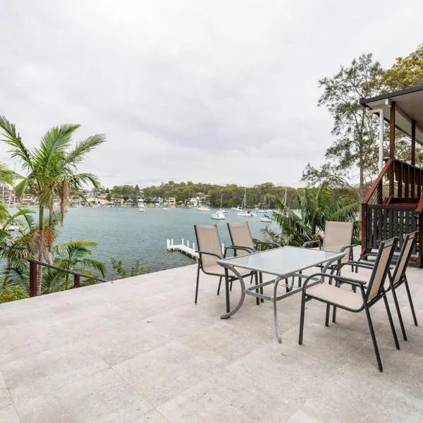 Stunning Absolute Waterfront With Private Jetty，位于Fishing Point的酒店