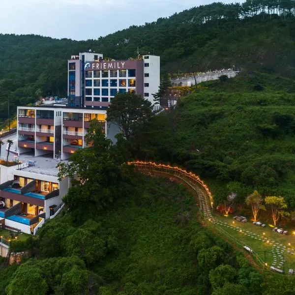 Friemily Pool Villa & Hotel，位于巨济的酒店