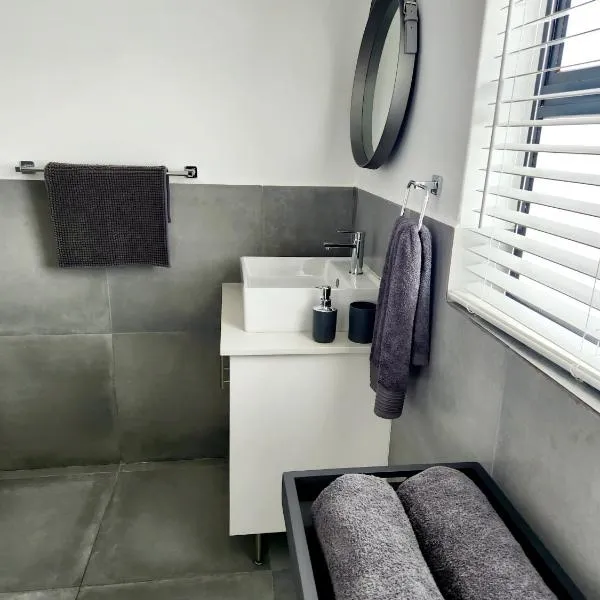 Ocean View Villa - Ground level，位于West Point的酒店