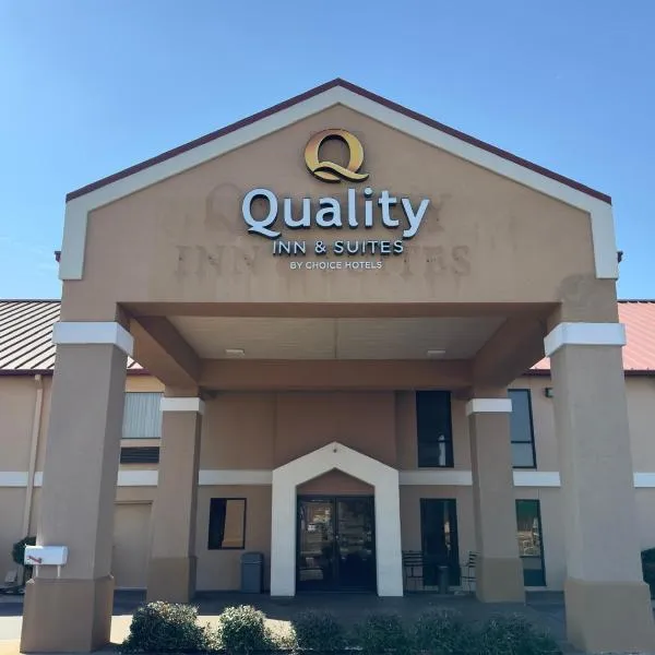 Quality Inn & Suites Pine Bluff AR，位于胡克的酒店