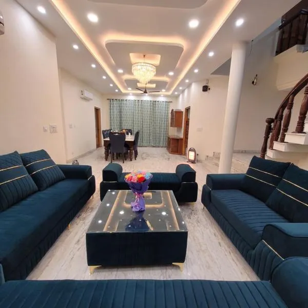 Regalia Home Sapphire Stay，位于贾姆穆的酒店
