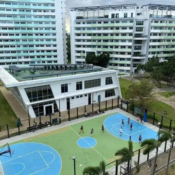 Private condo w/ balcony near Batasan, Ateneo, UP, Diliman, The Residences at Commonwealth，位于马尼拉的酒店